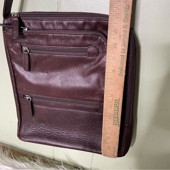 Levenger Brown Leather Messenger Bag Tote - Picture 4 of 9